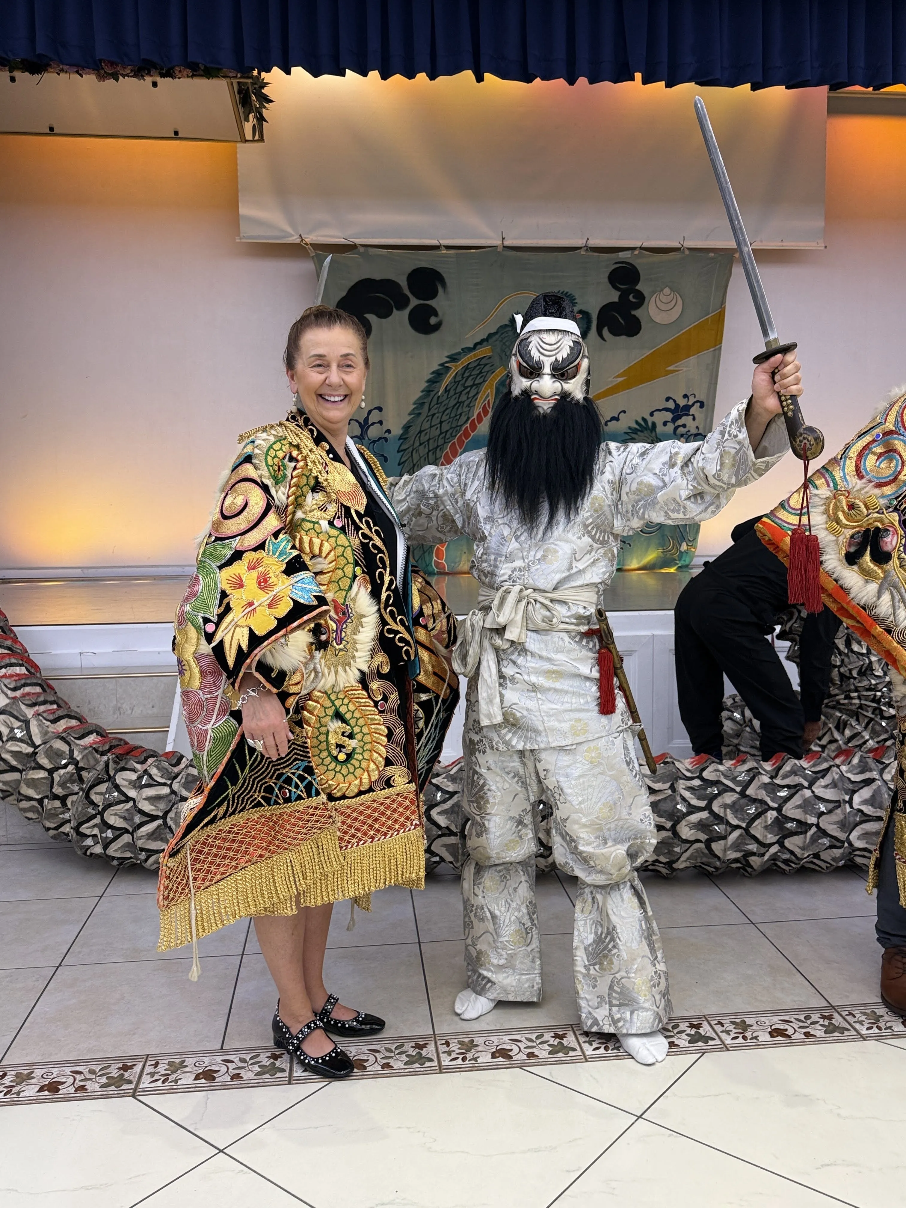 海外の葬祭関係者が日本文化の芸人とツーショット