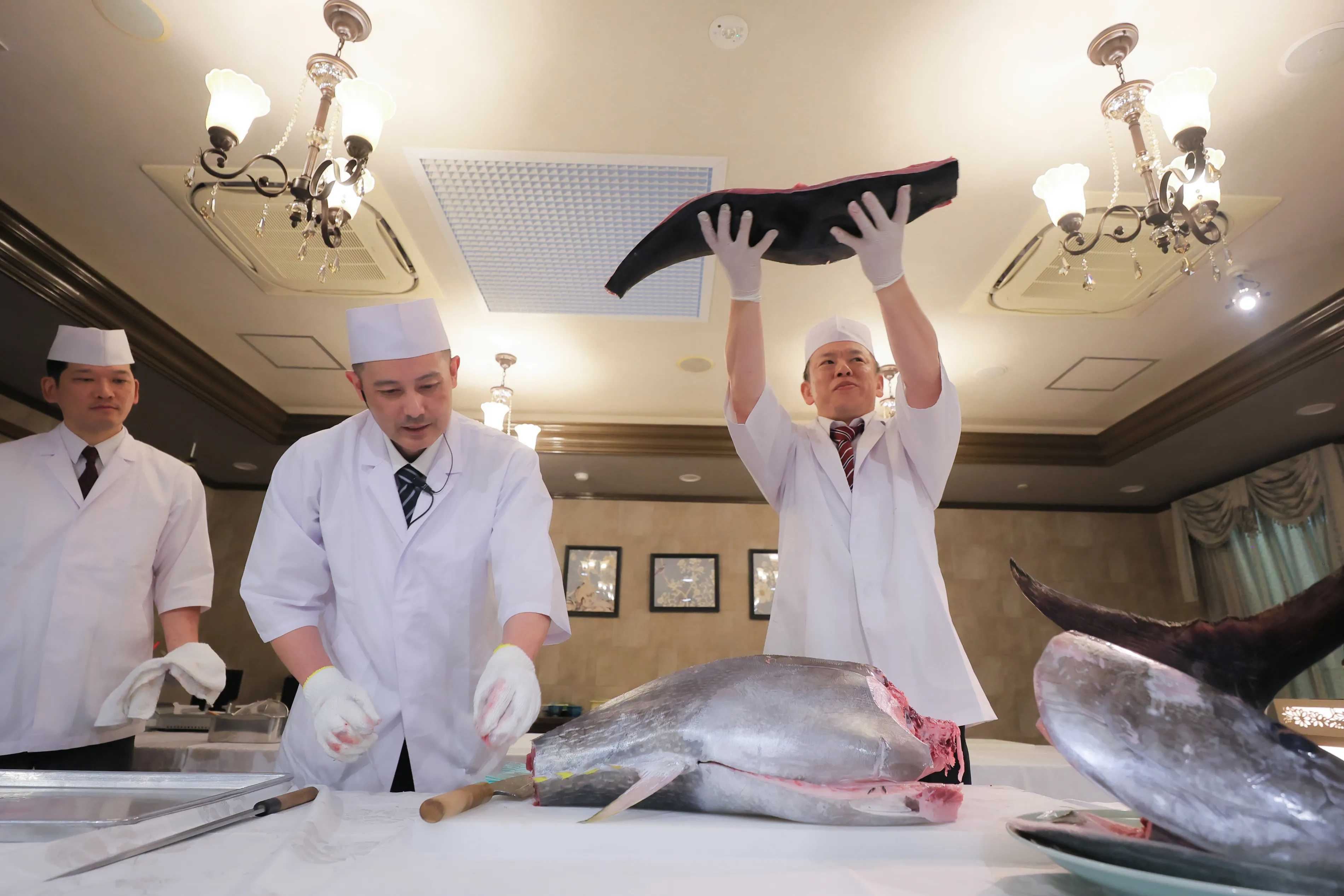 雲海・ザ クラシックでマグロの解体ショー