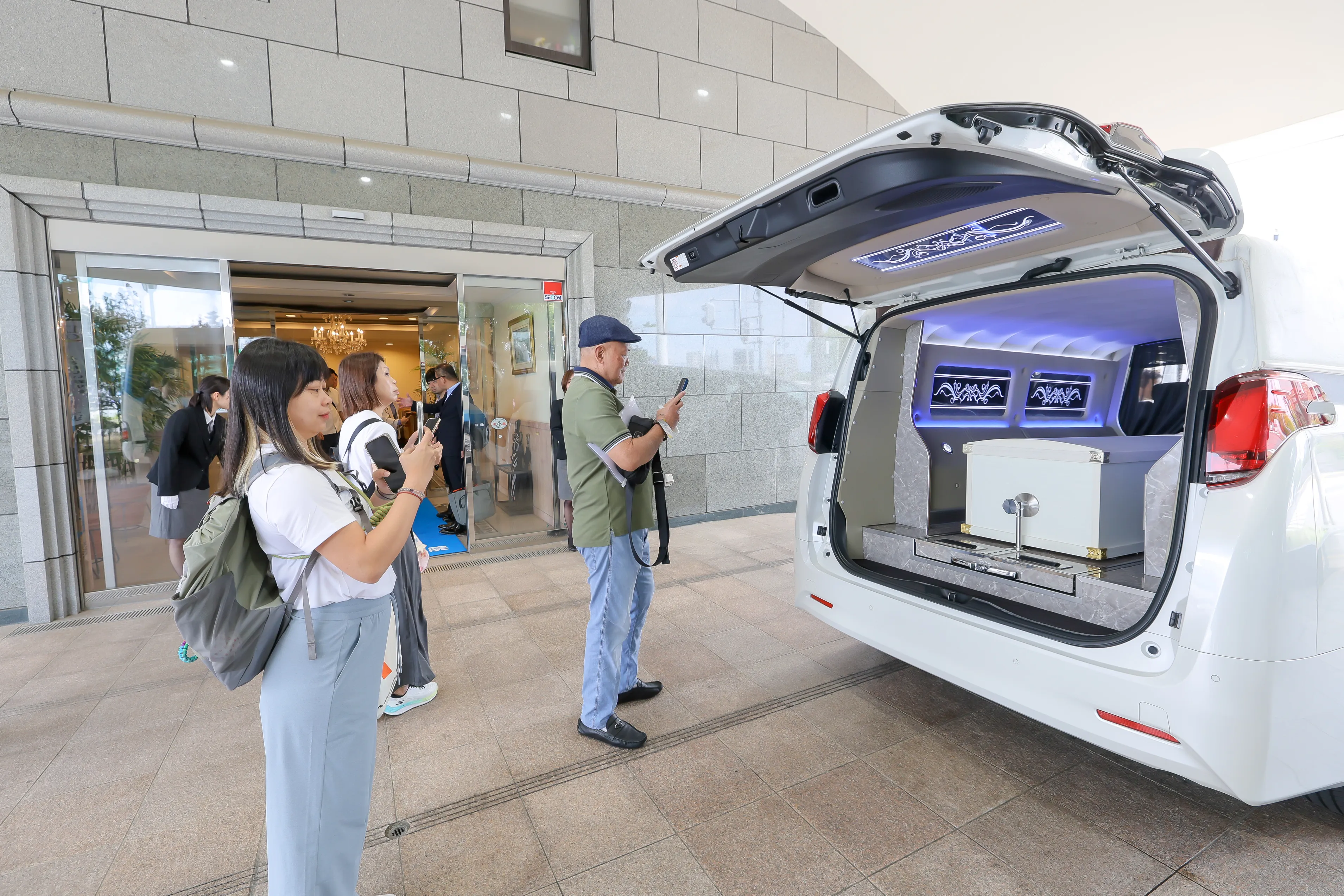 海外の葬祭関係者が霊柩車の見学
