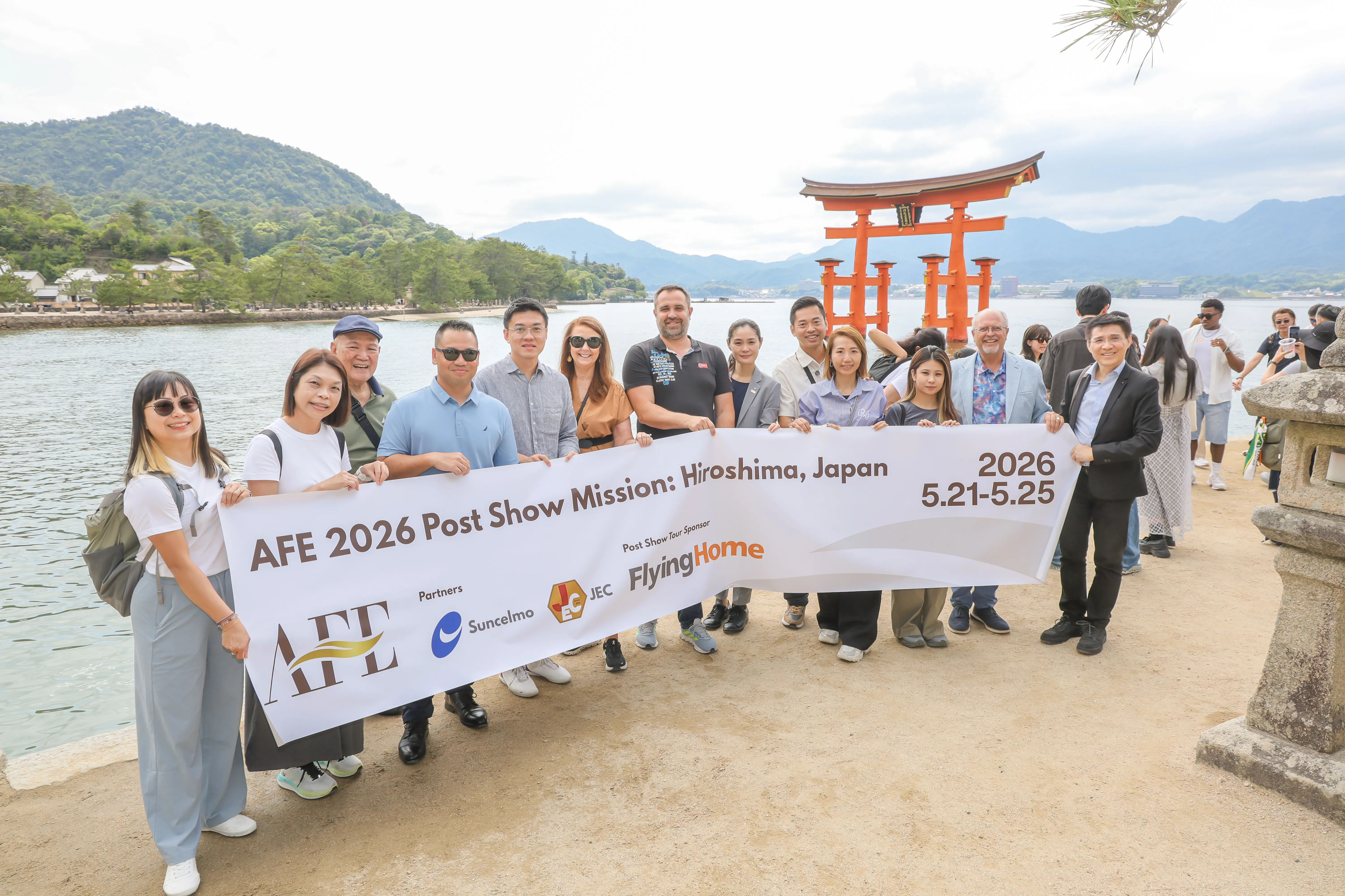 海外の葬祭関係者が日本の観光名所で記念撮影