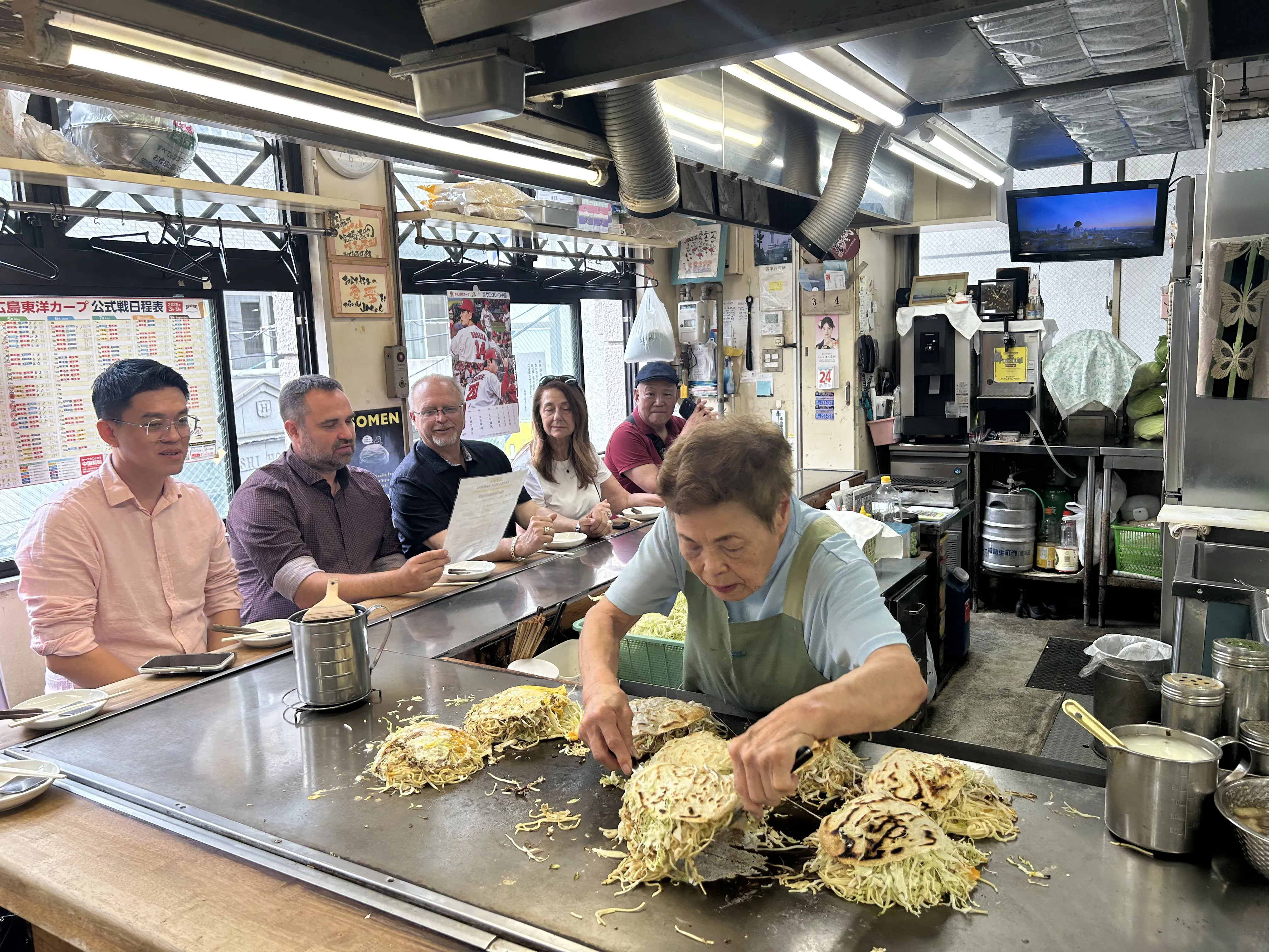 海外の葬祭関係者が飲食店で食事