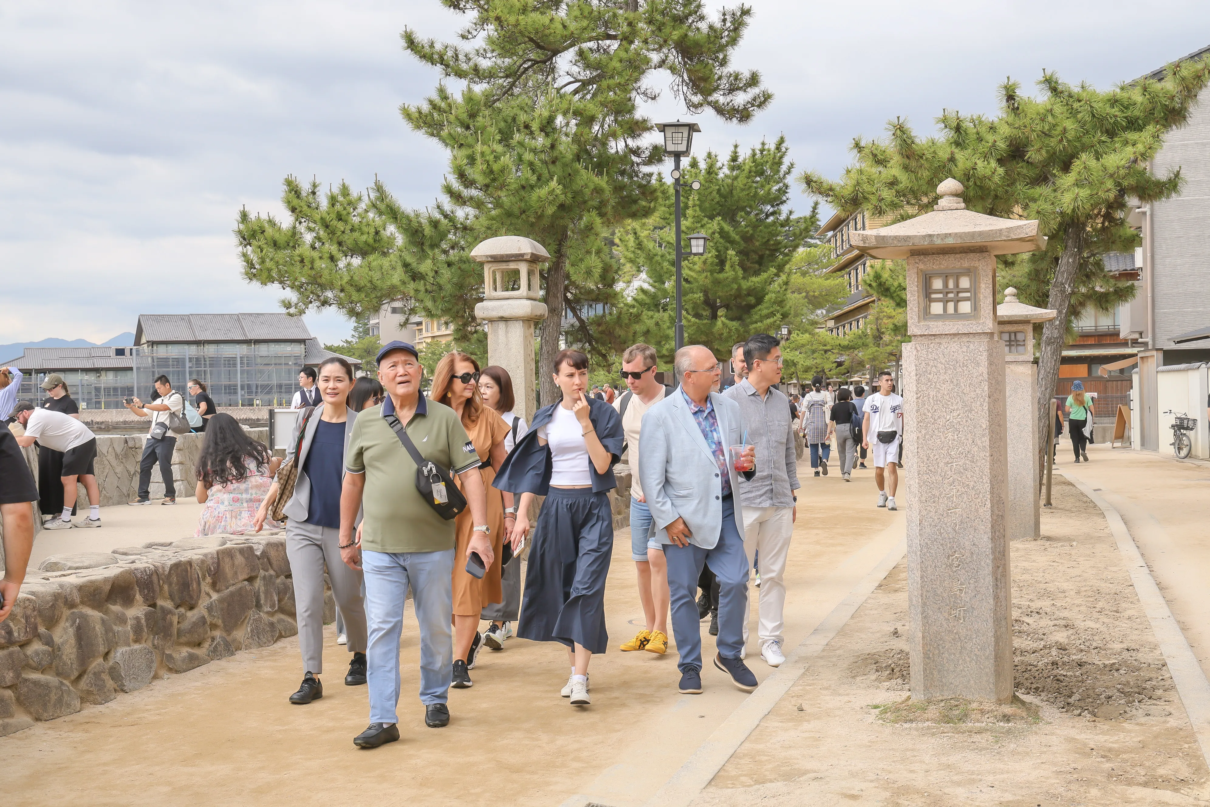 海外の葬祭関係者が日本の観光名所で記念撮影