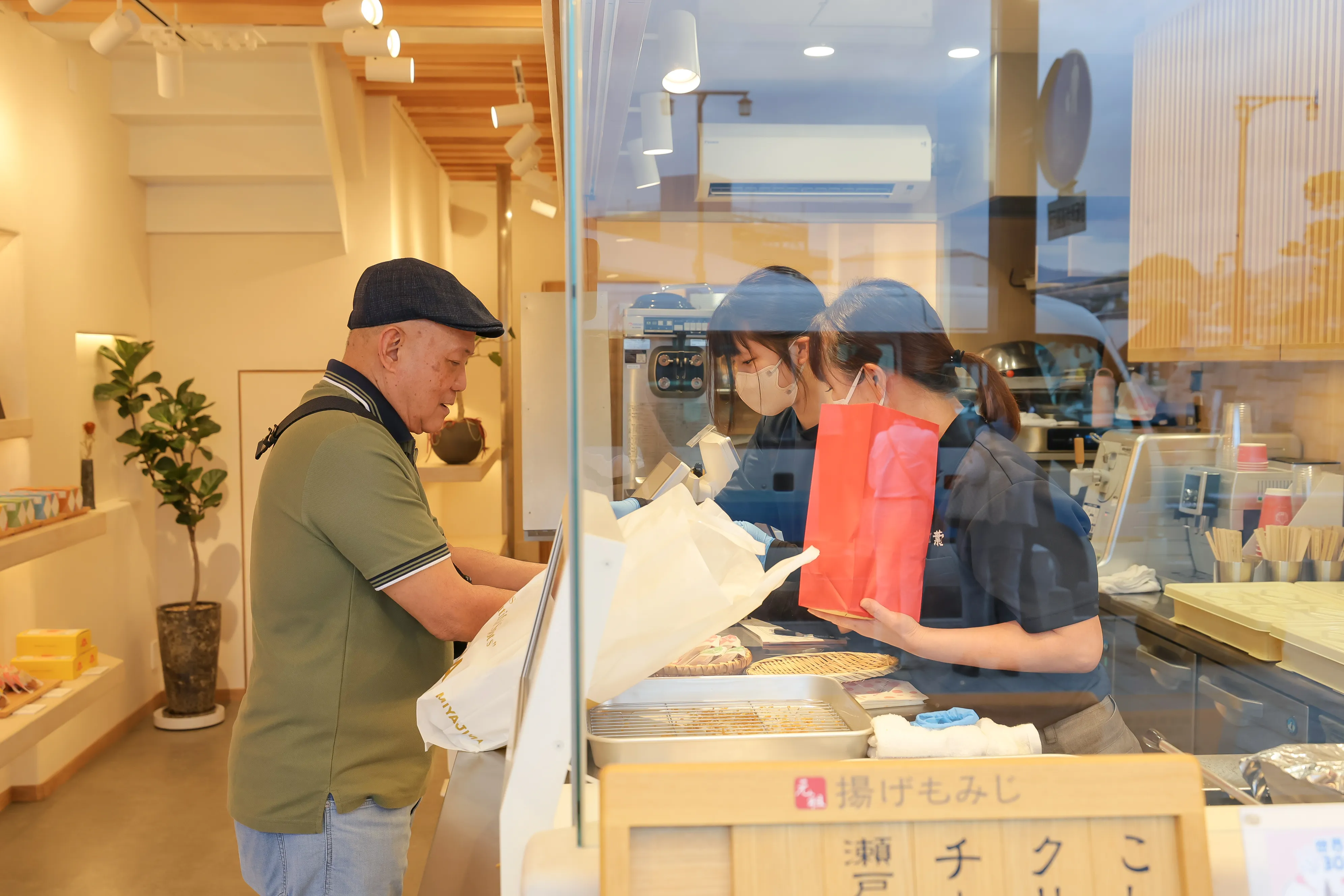海外の葬祭関係者が日本の観光名所で購入する様子